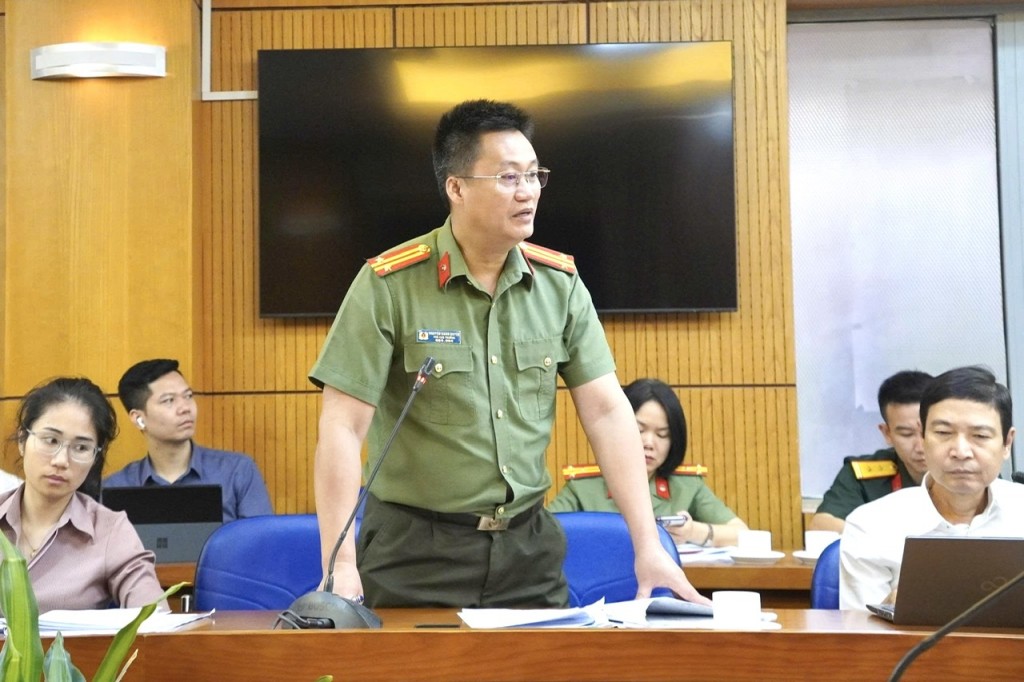 Đại biểu trao đổi tại phiên họp