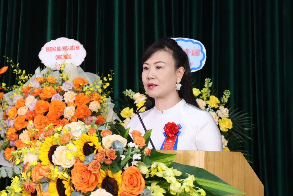 Đồng chí Nguyễn Minh Hằng, Phó Bí thư đảng uỷ, Phó Giám đốc Học viện Tư pháp phát biểu tại Đại hội