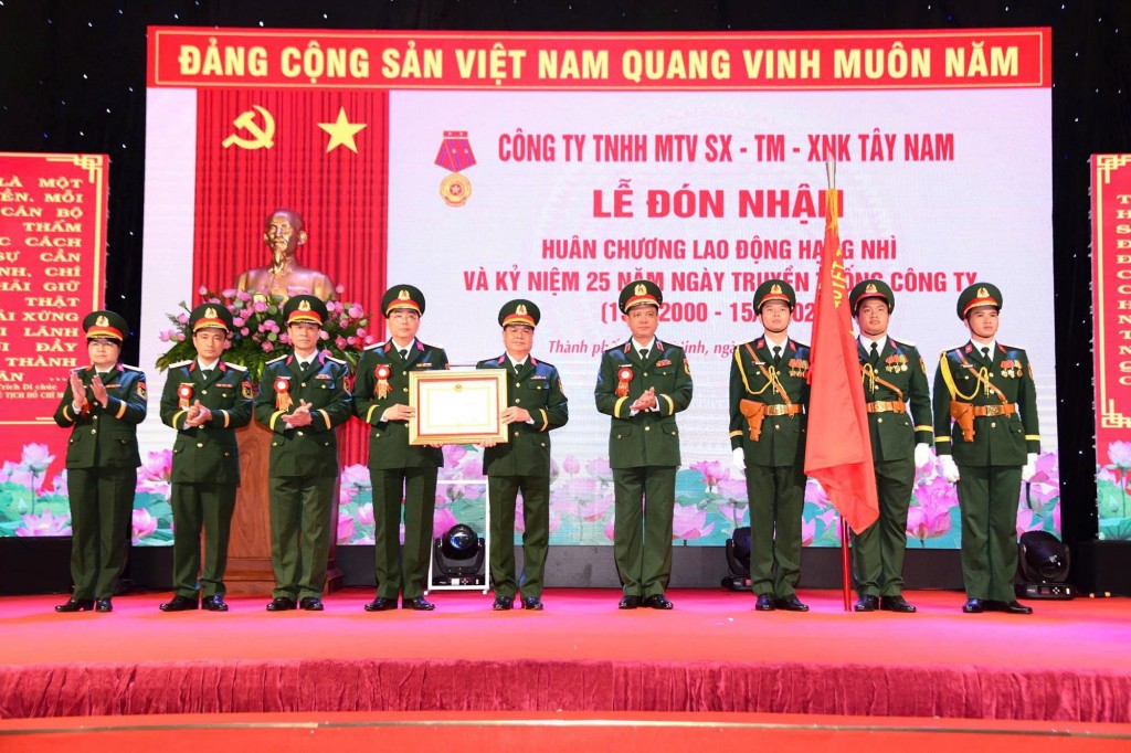 Công ty Tây Nam - 25 năm xây dựng và phát triển, xây dựng kinh tế kết hợp với quốc phòng, vinh dự đón nhận Huân chương Lao động hạng Nhì