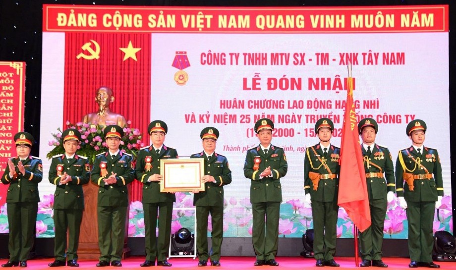 Công ty Tây Nam - 25 năm xây dựng và phát triển, xây dựng kinh tế kết hợp với quốc phòng, vinh dự đón nhận Huân chương Lao động hạng Nhì