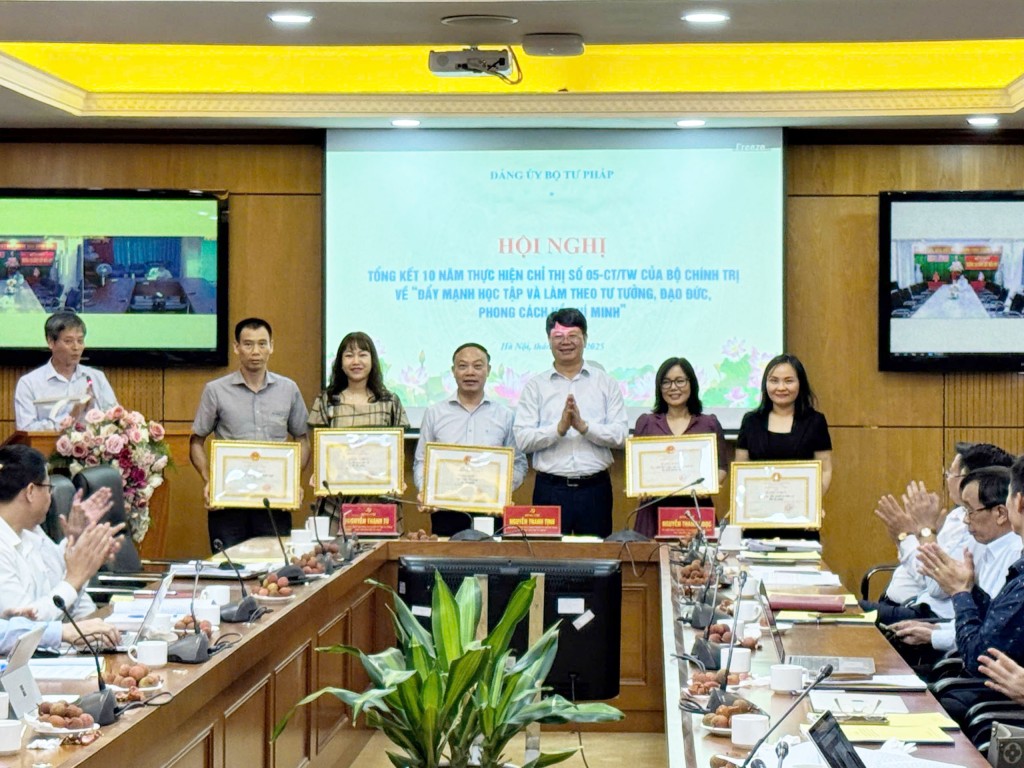 Đưa việc học tập và làm theo lời Bác trở thành động lực và giải pháp để cán bộ, đảng viên Bộ, ngành Tư pháp hoàn thành nhiệm vụ trong kỷ nguyên mới