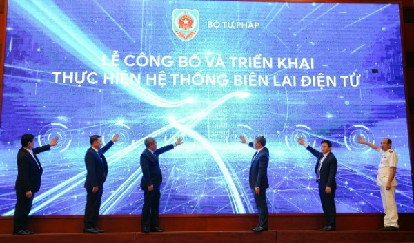 Bộ Tư pháp công bố các quyết định về công tác tổ chức cán bộ và ra mắt Hệ thống Biên lai điện tử thi hành án dân sự