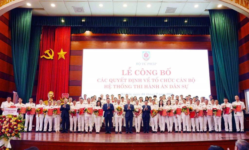Bộ Tư pháp công bố các quyết định về công tác tổ chức cán bộ và ra mắt Hệ thống Biên lai điện tử thi hành án dân sự