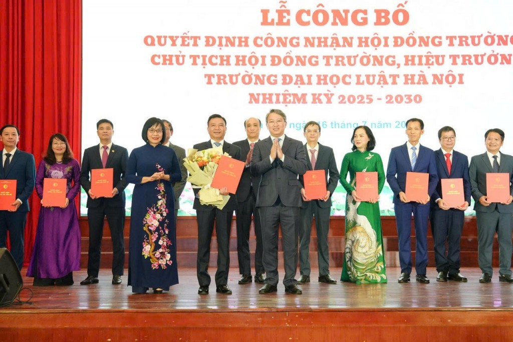 Lễ công bố Quyết định công nhận Hội đồng Trường, Chủ tịch Hội đồng Trường, Hiệu trưởng Trường Đại học Luật Hà Nội nhiệm kỳ 2025 - 2030