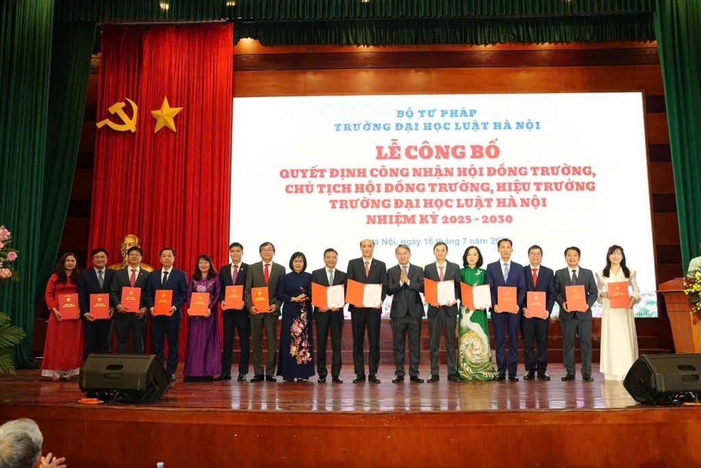 Lễ công bố Quyết định công nhận Hội đồng Trường, Chủ tịch Hội đồng Trường, Hiệu trưởng Trường Đại học Luật Hà Nội nhiệm kỳ 2025 - 2030