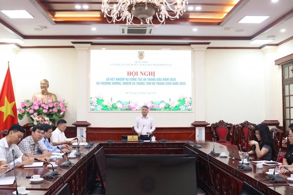 Thứ trưởng Bộ Tư pháp Nguyễn Thanh Tú làm việc với Vụ Công tác xây dựng văn bản quy phạm pháp luật về kết quả công tác 06 tháng đầu năm 2025