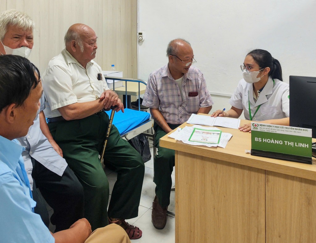 Bệnh viện Y học cổ truyền Nhân Đức tổ chức khám bệnh, cấp thuốc và tặng quà miễn phí cho các đối tượng chính sách nhân kỷ niệm 78 năm Ngày Thương binh - Liệt sĩ