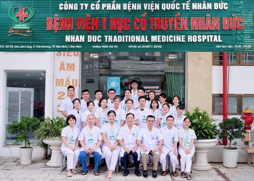 Bệnh viện Y học cổ truyền Nhân Đức tổ chức khám bệnh, cấp thuốc và tặng quà miễn phí cho các đối tượng chính sách nhân kỷ niệm 78 năm Ngày Thương binh - Liệt sĩ