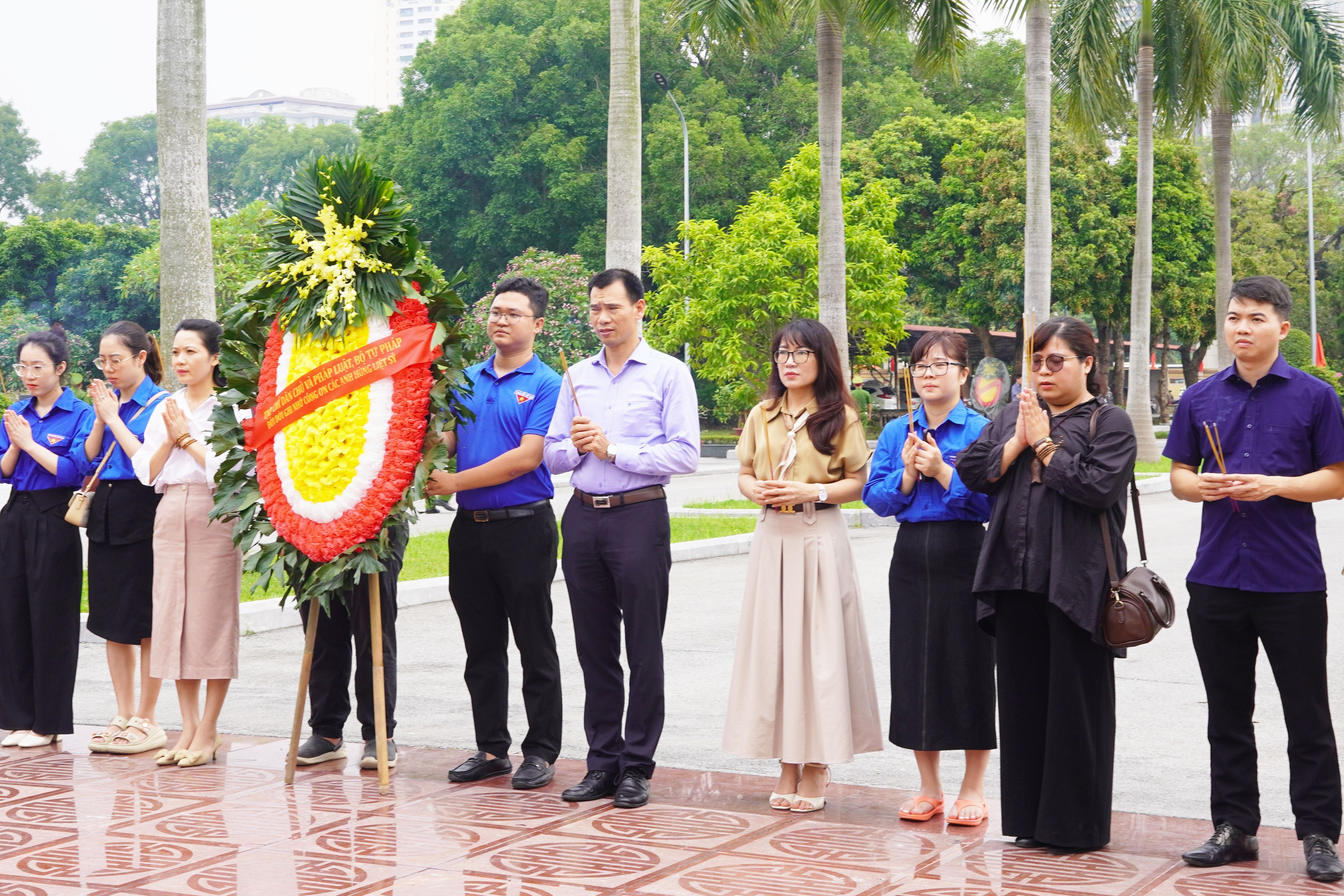 Tạp chí Dân chủ và Pháp luật dâng hương kỷ niệm 78 năm ngày Thương binh - Liệt sĩ (27/7/1947 - 27/7/2025)