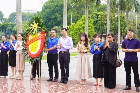 Tạp chí Dân chủ và Pháp luật dâng hương kỷ niệm 78 năm ngày Thương binh - Liệt sĩ (27/7/1947 - 27/7/2025)