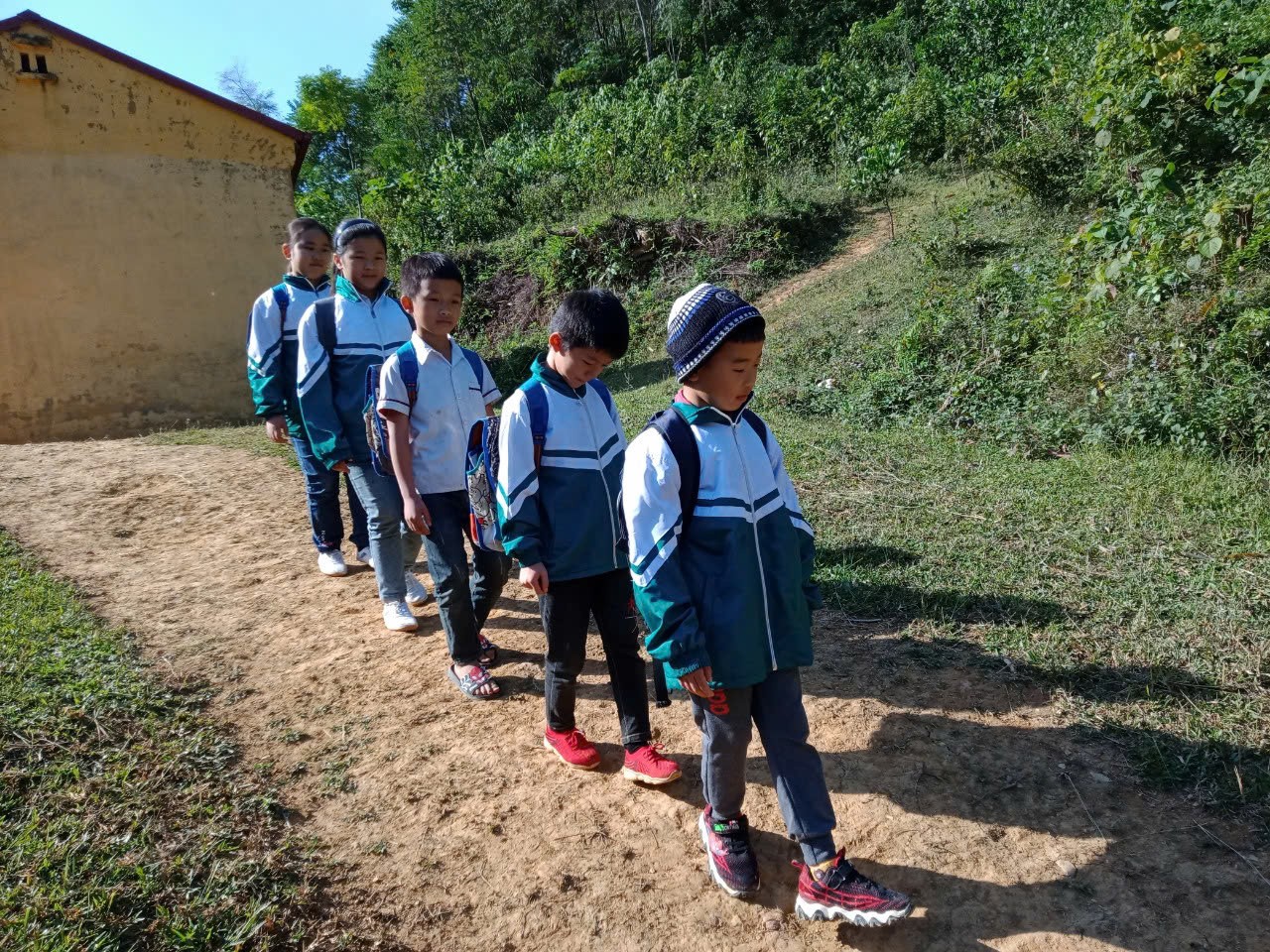 Học sinh người dân tộc thiểu số thuộc hộ nghèo thường trú tại xã khu vực II, khu vực I được hưởng chính sách bán trú