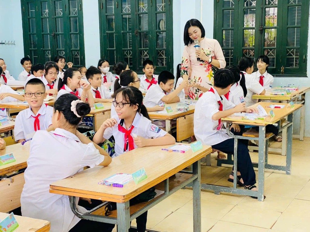 Áp dụng thống nhất chuẩn nghề nghiệp nhà giáo trong cơ sở giáo dục công lập và cơ sở giáo dục ngoài công lập