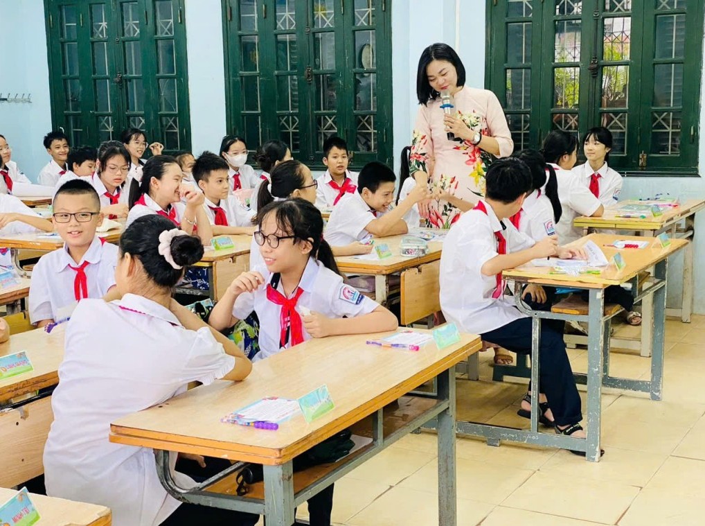 Áp dụng thống nhất chuẩn nghề nghiệp nhà giáo trong cơ sở giáo dục công lập và cơ sở giáo dục ngoài công lập