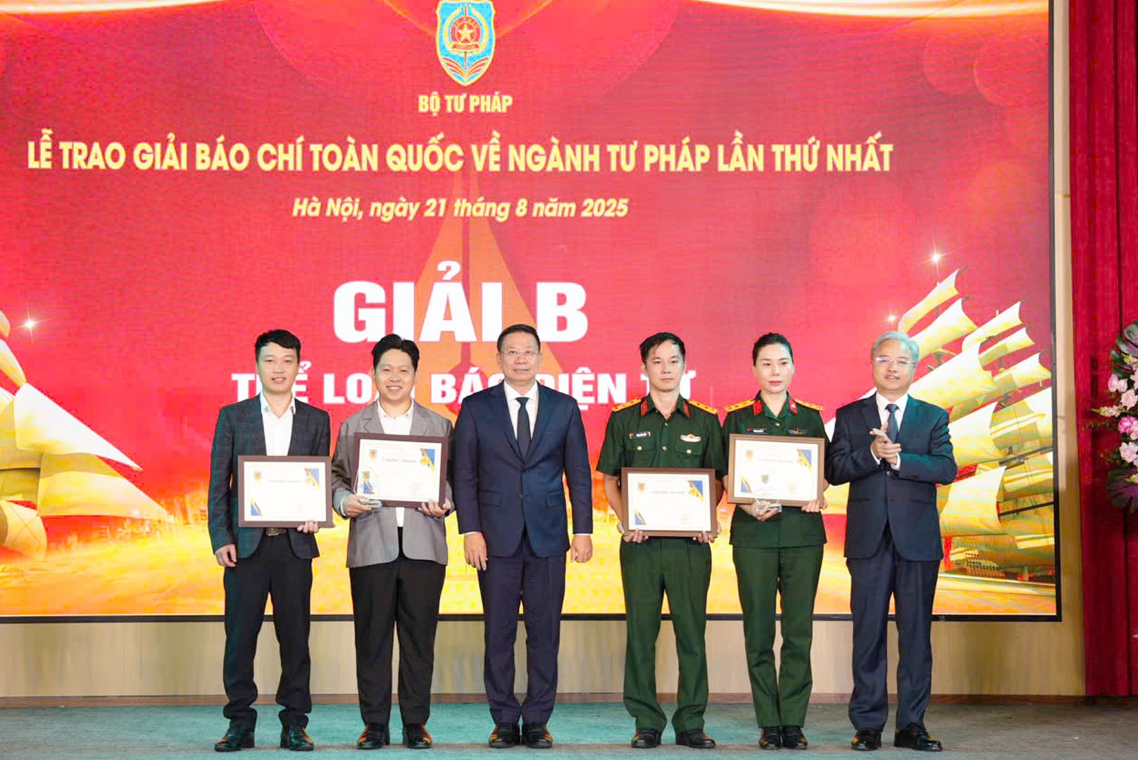 Bộ Tư pháp tổ chức Lễ trao giải 