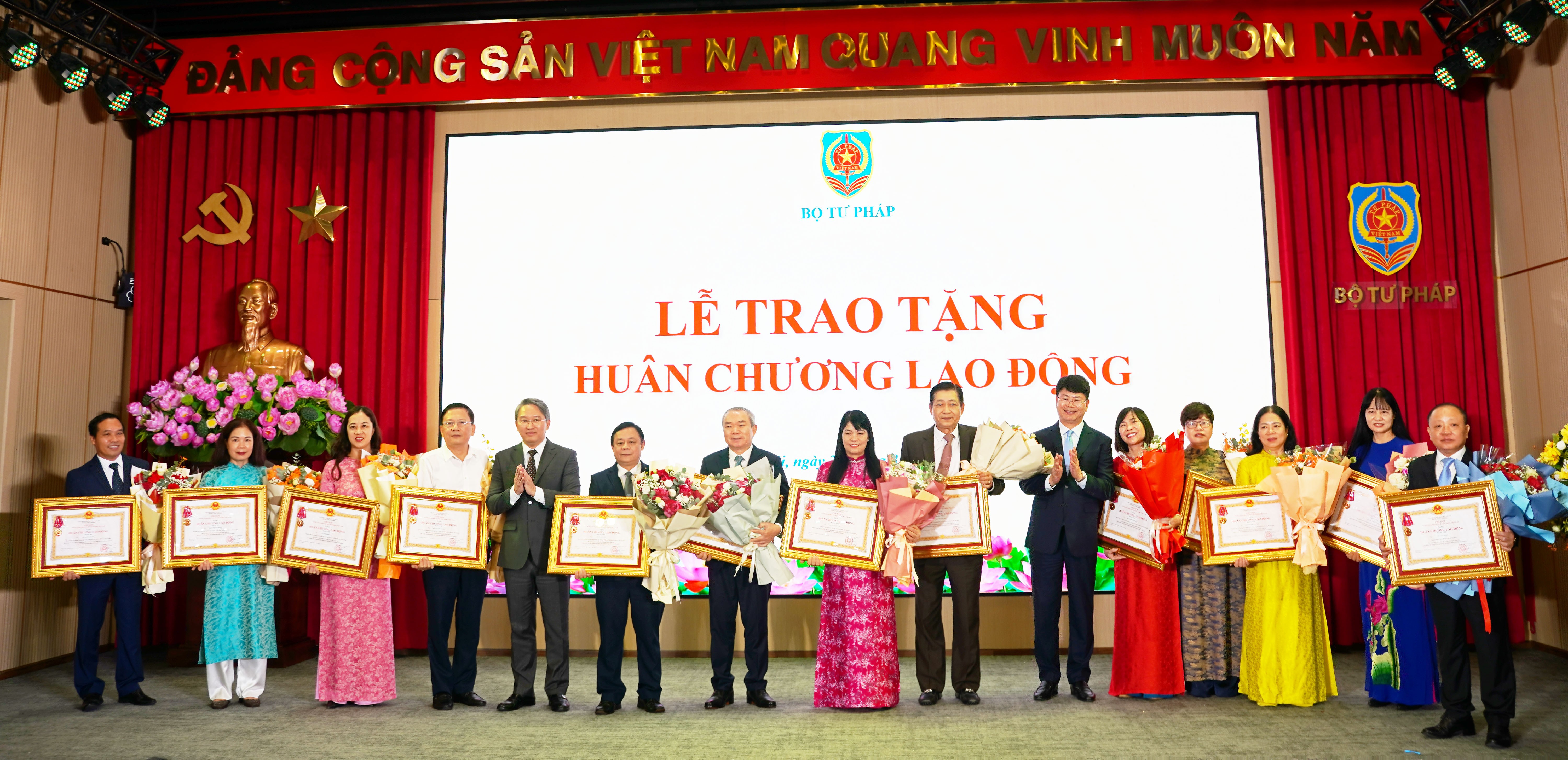 Bộ Tư pháp tổ chức gặp mặt cán bộ hưu trí nhân dịp kỷ niệm 80 năm Ngày truyền thống ngành Tư pháp (28/8/1945 - 28/8/2025)