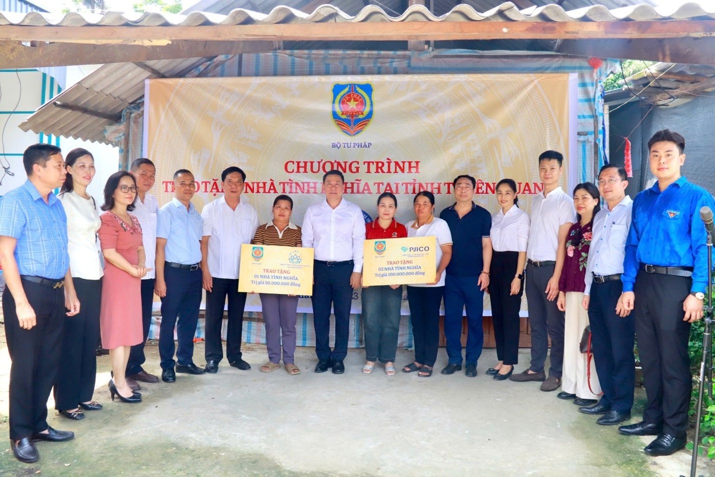 Cục Phổ biến, giáo dục pháp luật và Trợ giúp pháp lý "về nguồn" và trao tặng nhà tình nghĩa tại tỉnh Tuyên Quang