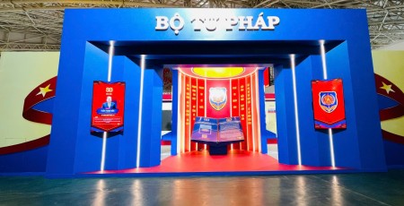 Không gian trưng bày của Bộ Tư pháp với chủ đề "80 năm - Vững bước dưới ánh sáng pháp quyền"