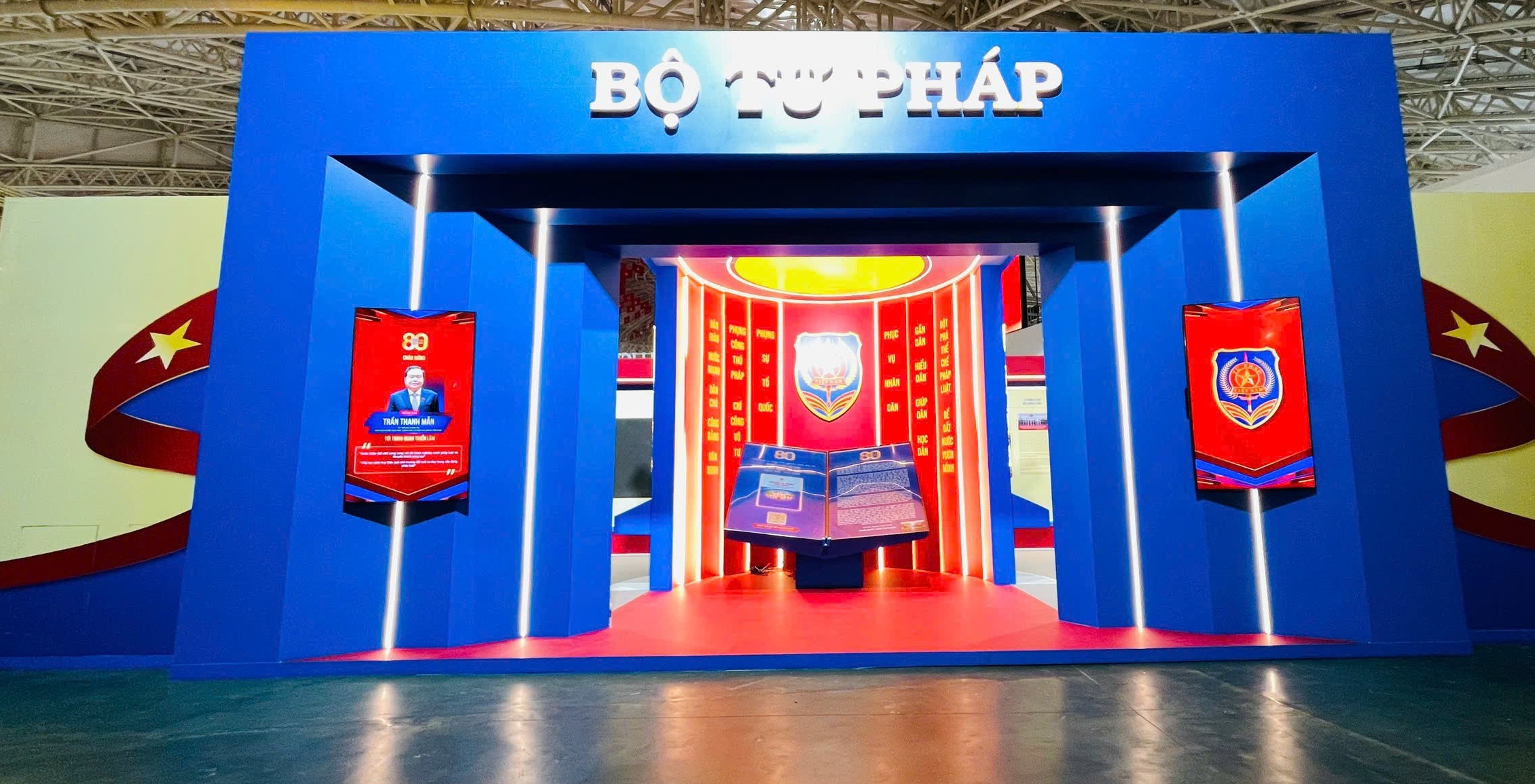 Không gian trưng bày của Bộ Tư pháp với chủ đề "80 năm - Vững bước dưới ánh sáng pháp quyền"