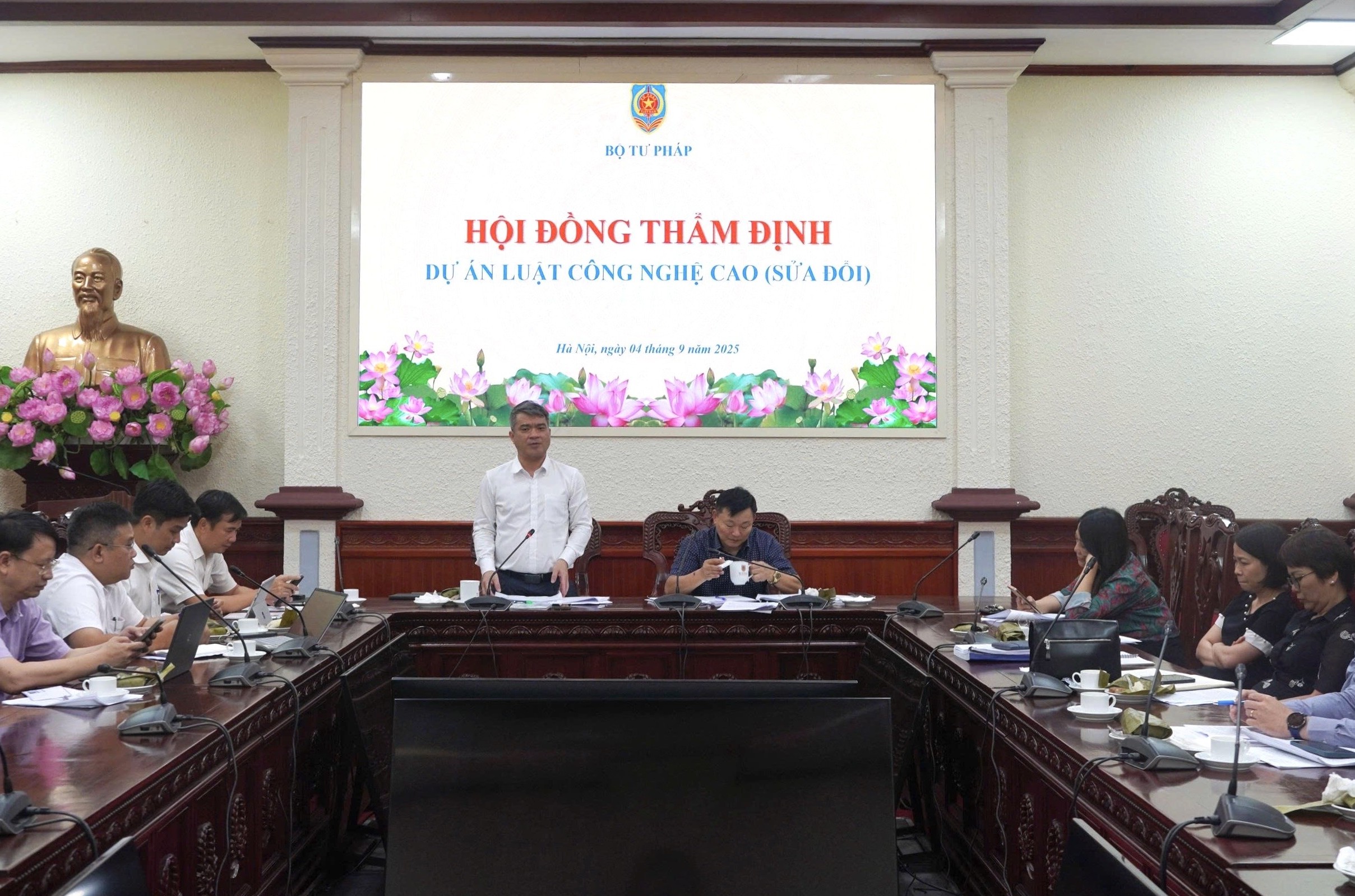 Phát triển công nghệ cao phù hợp với yêu cầu hội nhập quốc tế trong tình hình mới