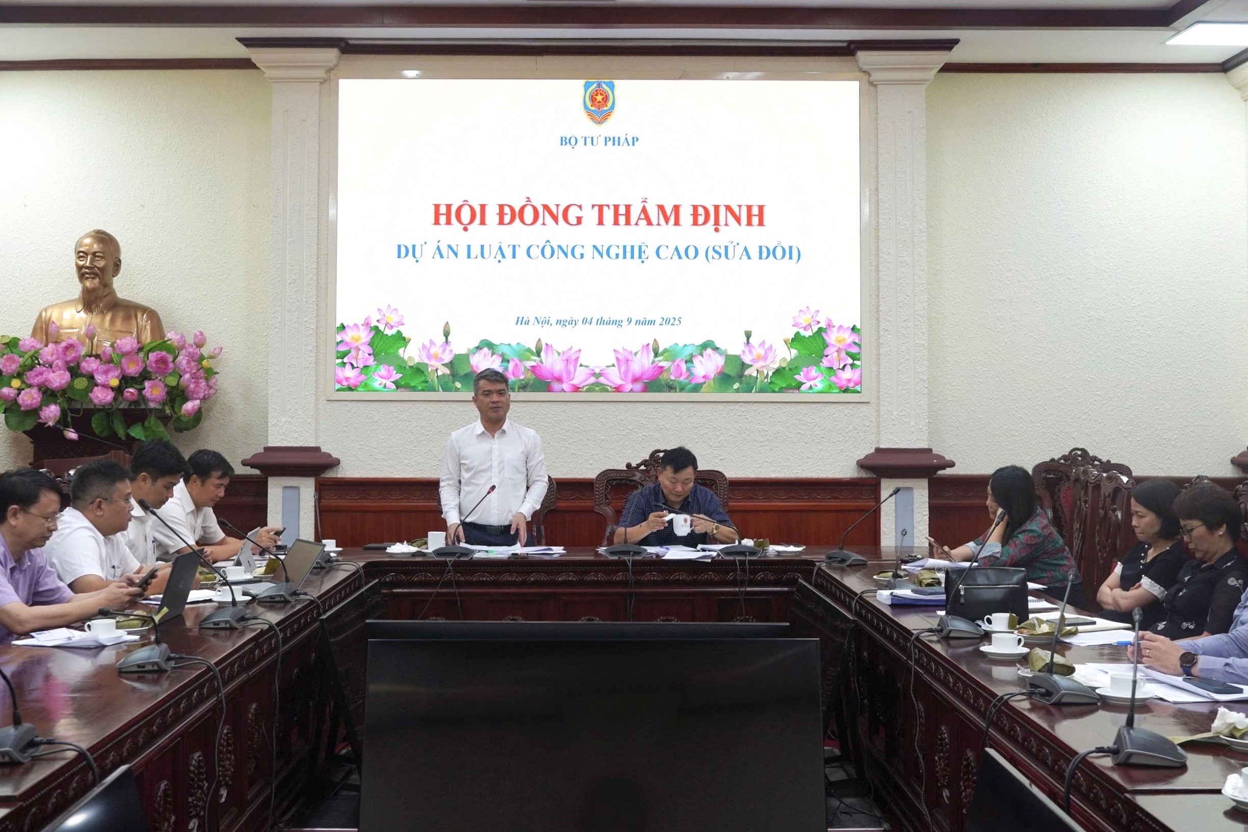 Phát triển công nghệ cao phù hợp với yêu cầu hội nhập quốc tế trong tình hình mới