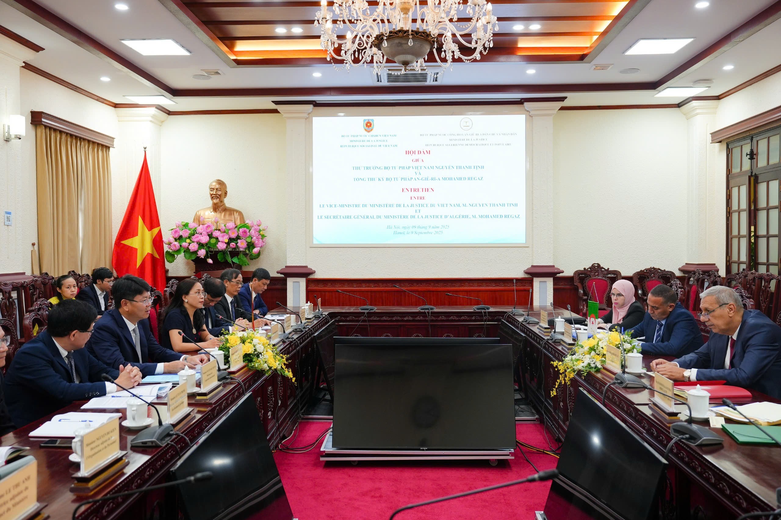 Hội đàm giữa Thứ trưởng Bộ Tư pháp Việt Nam Nguyễn Thanh Tịnh và Tổng Thư ký Bộ Tư pháp An-giê-ri Mohamed Regaz