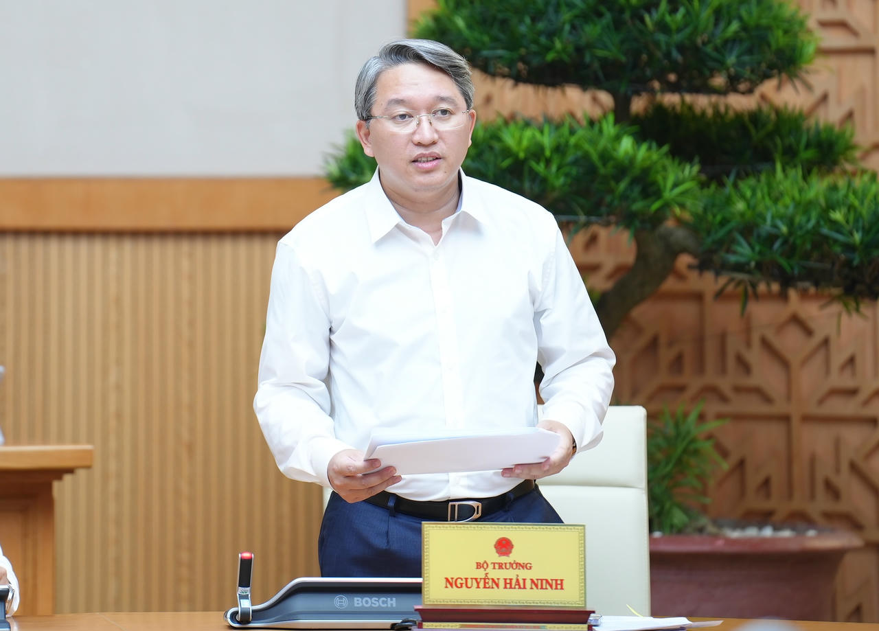 Bộ trưởng Bộ Tư pháp Nguyễn Hải Ninh phát biểu tại Phiên họp.