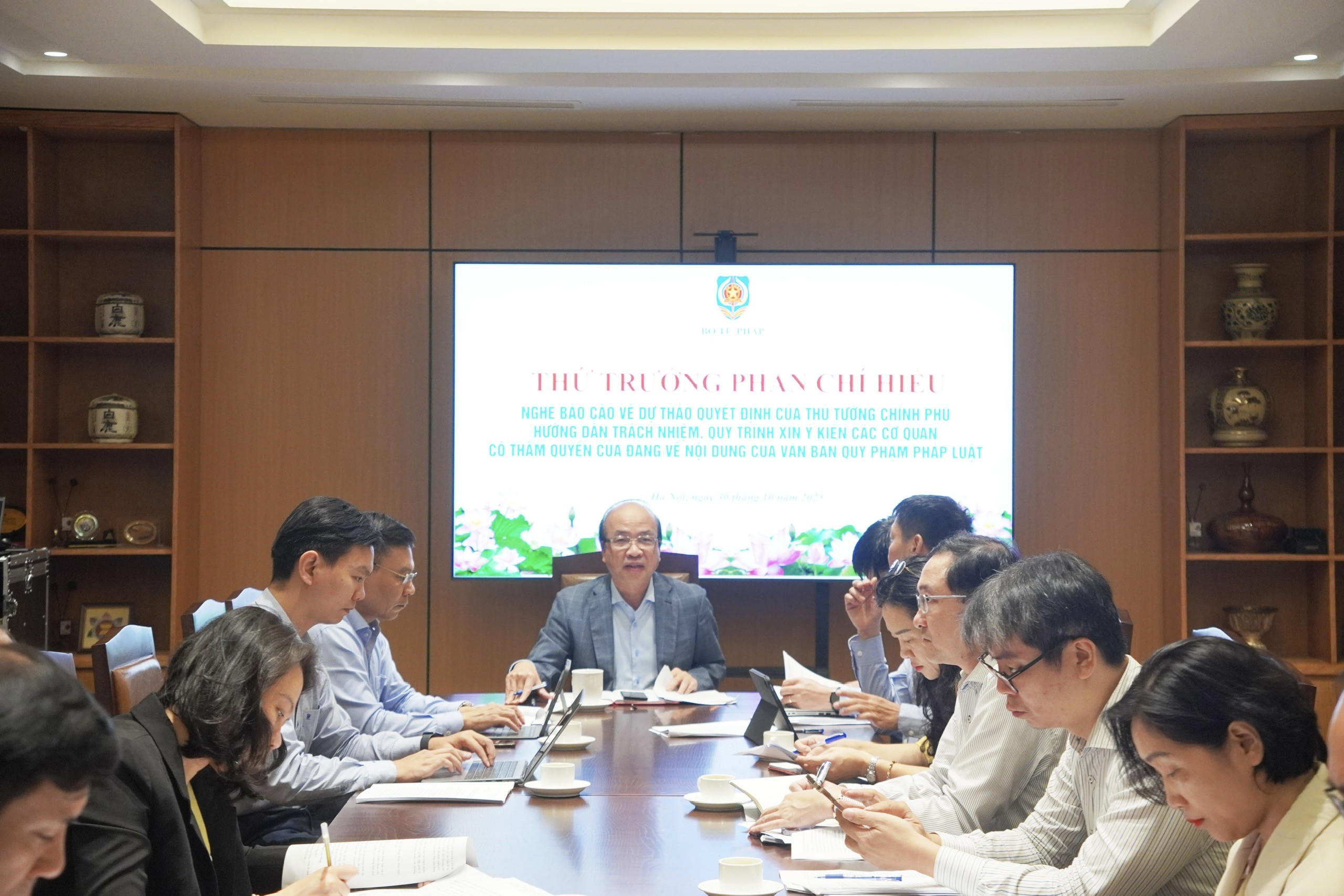 Tập trung quy định rõ trách nhiệm và quy trình xin ý kiến của Đảng trong xây dựng và ban hành văn bản quy phạm pháp luật Tập trung quy định rõ trách nhiệm và quy trình xin ý kiến của Đảng trong xây dựng và ban hành văn bản quy phạm pháp luật