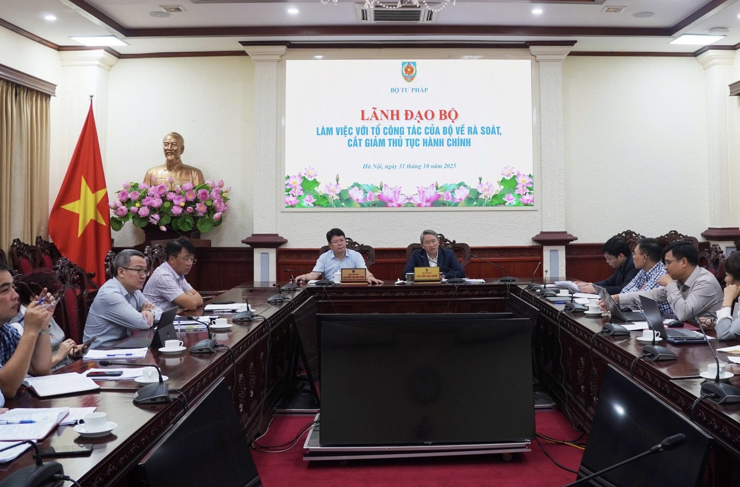 Cắt giảm thủ tục hành chính phải đồng bộ với tái cấu trúc tập trung hệ thống thủ tục hành chính theo ngành dọc quản lý