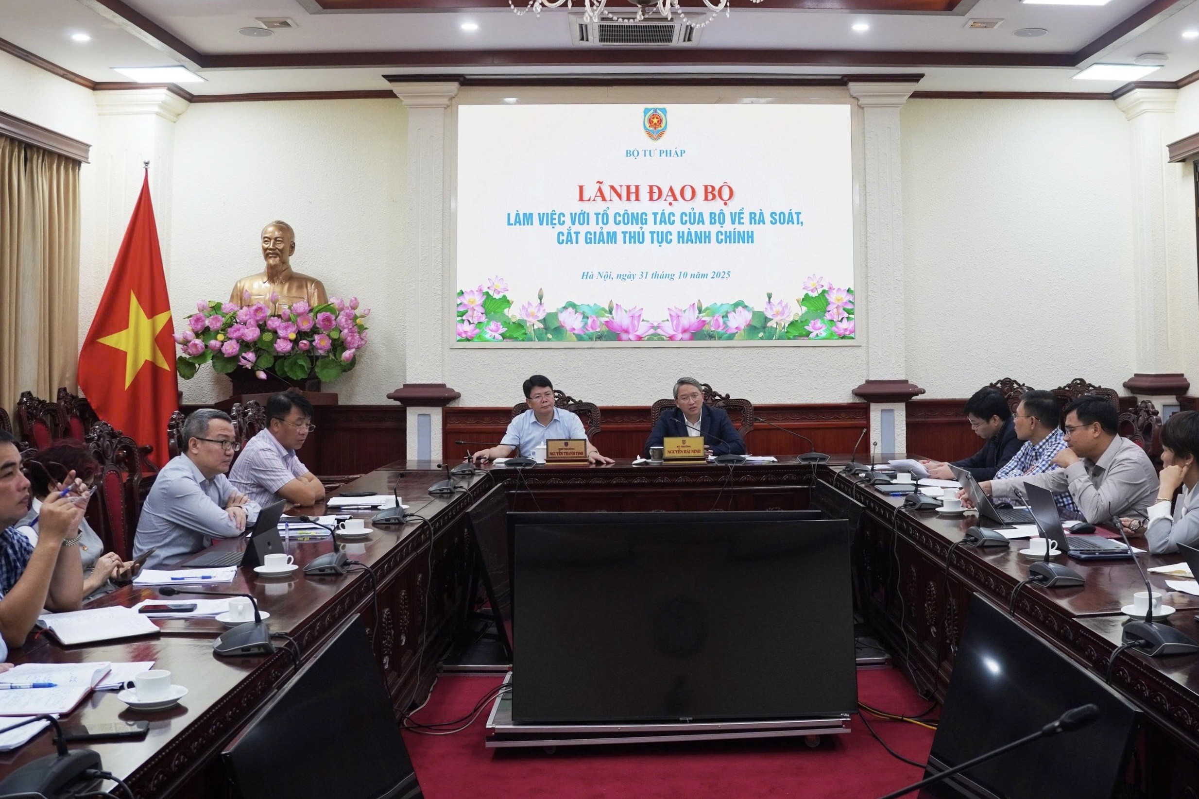 Cắt giảm thủ tục hành chính phải đồng bộ với tái cấu trúc tập trung hệ thống thủ tục hành chính theo ngành dọc quản lý Cắt giảm thủ tục hành chính phải đồng bộ với tái cấu trúc tập trung hệ thống thủ tục hành chính theo ngành dọc quản lý