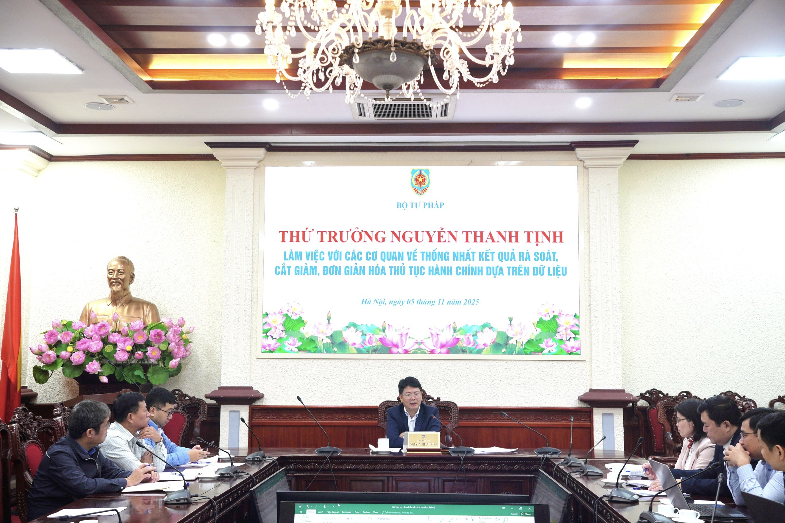 Thứ trưởng Bộ Tư pháp Nguyễn Thanh Tịnh làm việc với các cơ quan về thống nhất kết quả rà soát, cắt giảm, đơn giản hóa thủ tục hành chính dựa trên dữ liệu