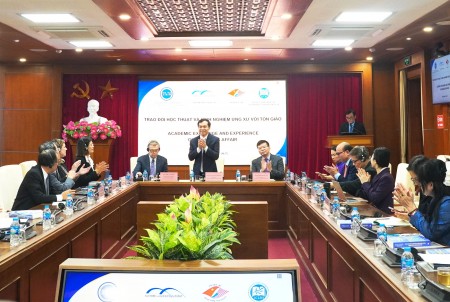 Trao đổi học thuật và kinh nghiệm ứng xử với tôn giáo