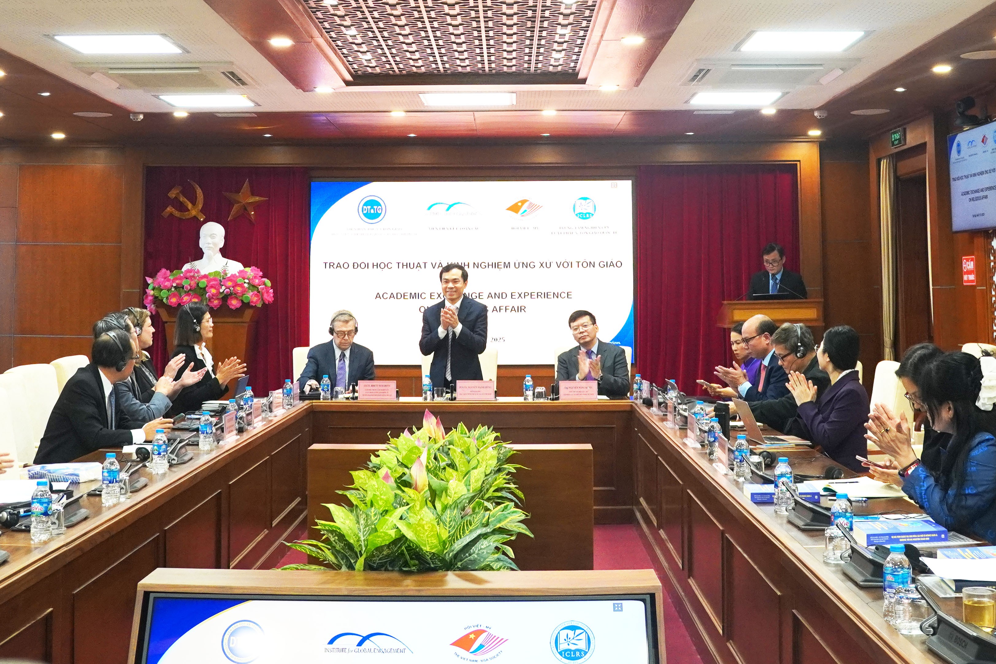 Trao đổi học thuật và kinh nghiệm ứng xử với tôn giáo