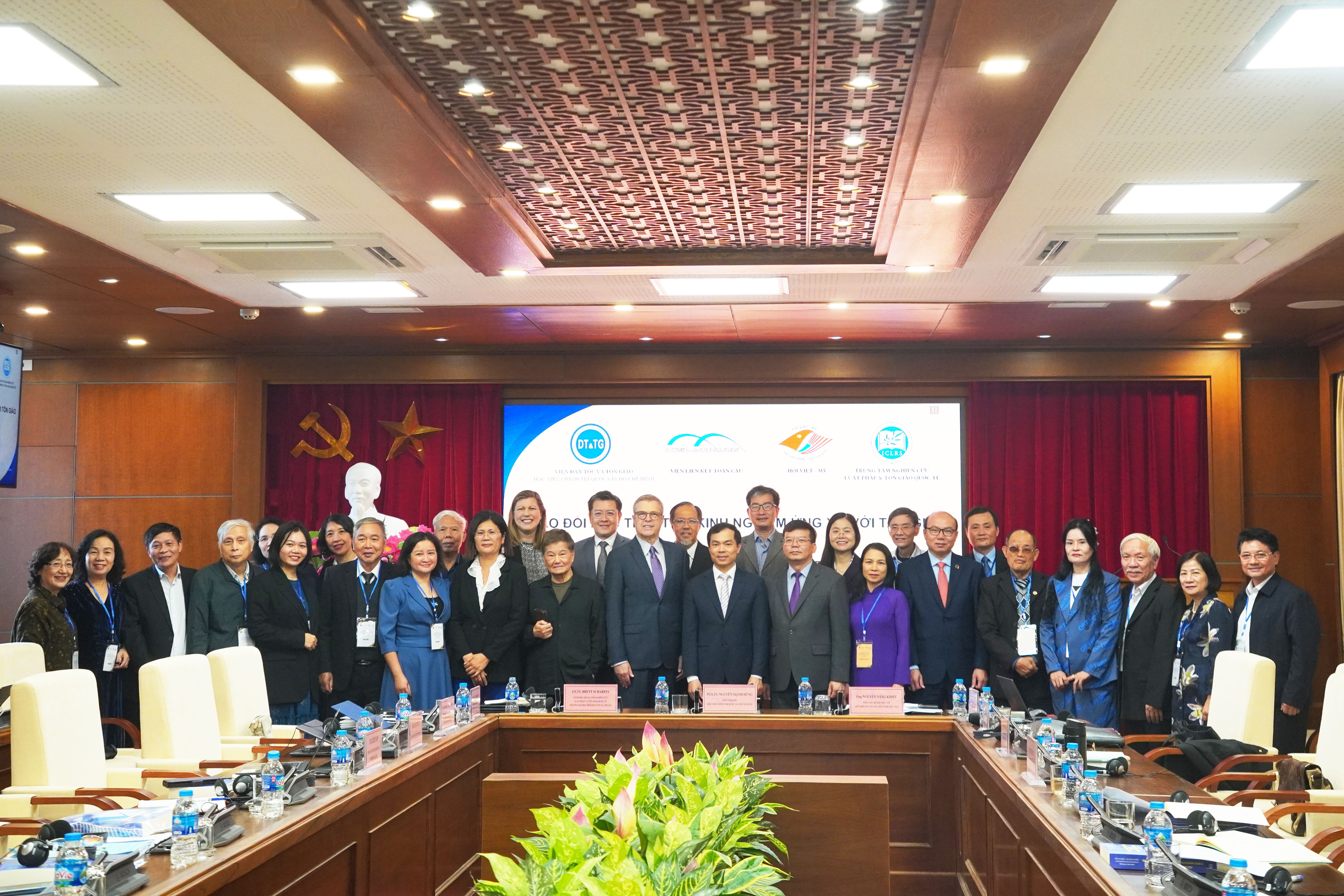 Trao đổi học thuật và kinh nghiệm ứng xử với tôn giáo