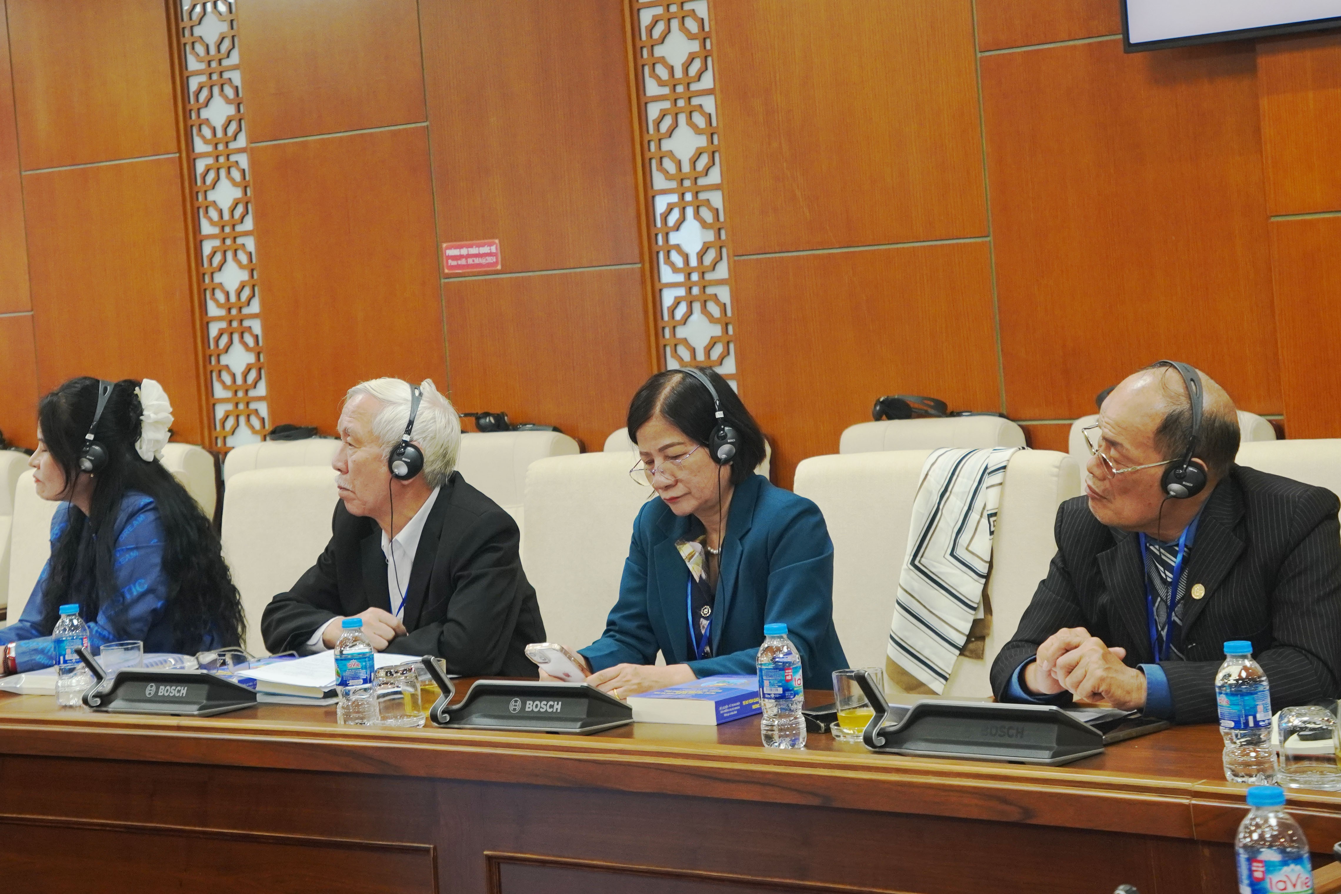 Trao đổi học thuật và kinh nghiệm ứng xử với tôn giáo