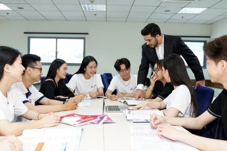 Hoàn thiện chính sách, pháp luật thu hút chuyên gia pháp luật Việt Nam ở nước ngoài phục vụ phát triển đất nước trong kỷ nguyên mới