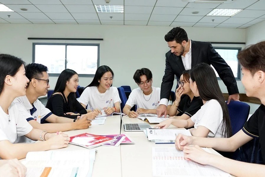 Hoàn thiện chính sách, pháp luật thu hút chuyên gia pháp luật Việt Nam ở nước ngoài phục vụ phát triển đất nước trong kỷ nguyên mới