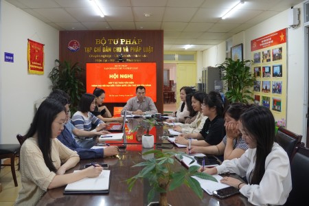 Viên chức, đảng viên Tạp chí Dân chủ và Pháp luật tích cực góp ý dự thảo văn kiện trình Đại hội XIV của Đảng