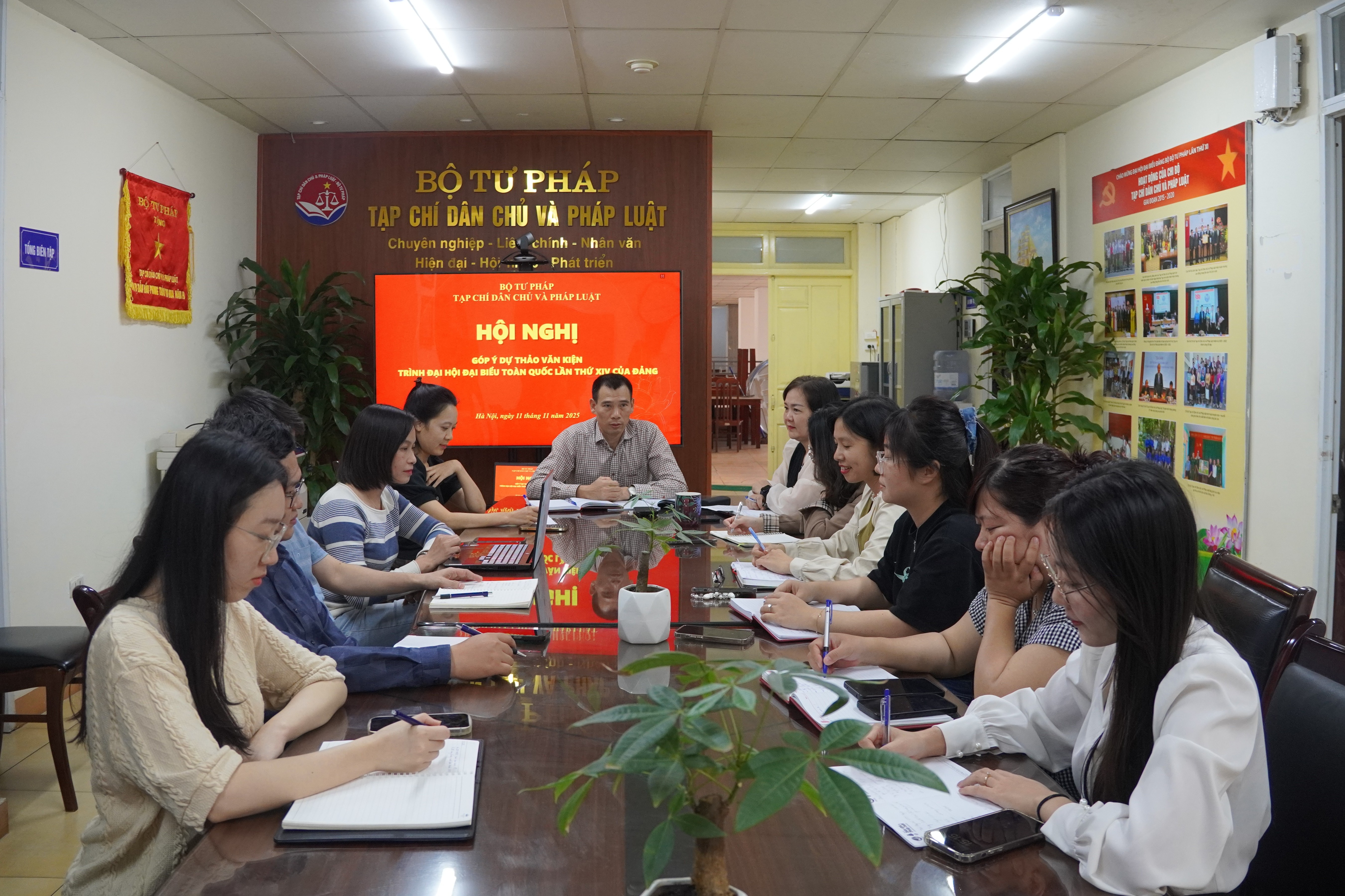 Viên chức, đảng viên Tạp chí Dân chủ và Pháp luật tích cực góp ý dự thảo văn kiện trình Đại hội XIV của Đảng