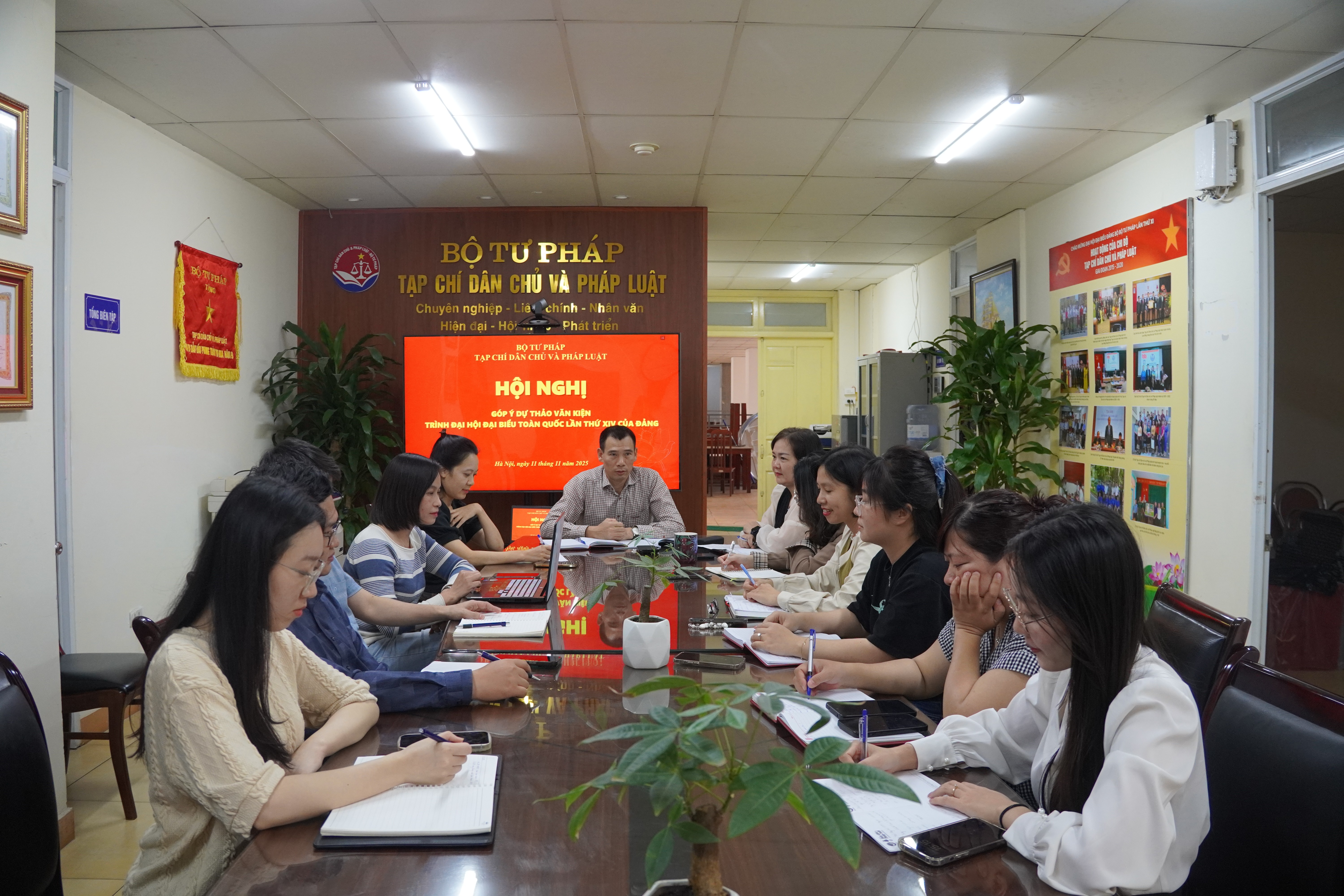 Viên chức, đảng viên Tạp chí Dân chủ và Pháp luật tích cực góp ý dự thảo văn kiện trình Đại hội XIV của Đảng