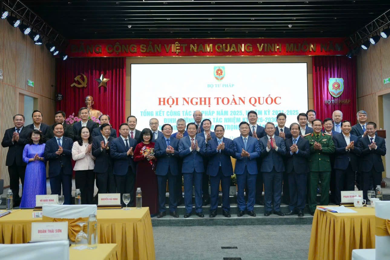 Thể chế, pháp luật phải lấy người dân và doanh nghiệp làm trung tâm, làm chủ thể