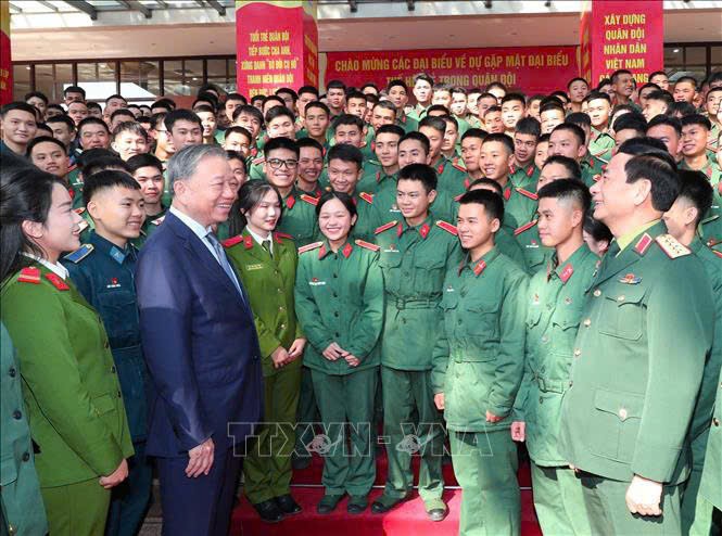 Quân đội nhân dân vững bước dưới cờ Đảng quang vinh