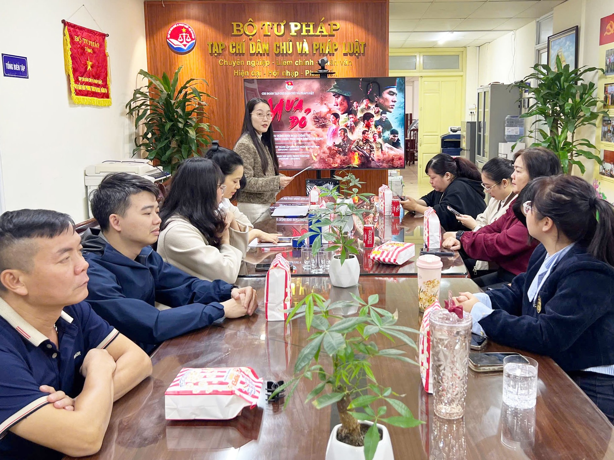 Chi đoàn Tạp chí Dân chủ và Pháp luật sinh hoạt chính trị nhân kỷ niệm 81 năm QĐND Việt Nam
