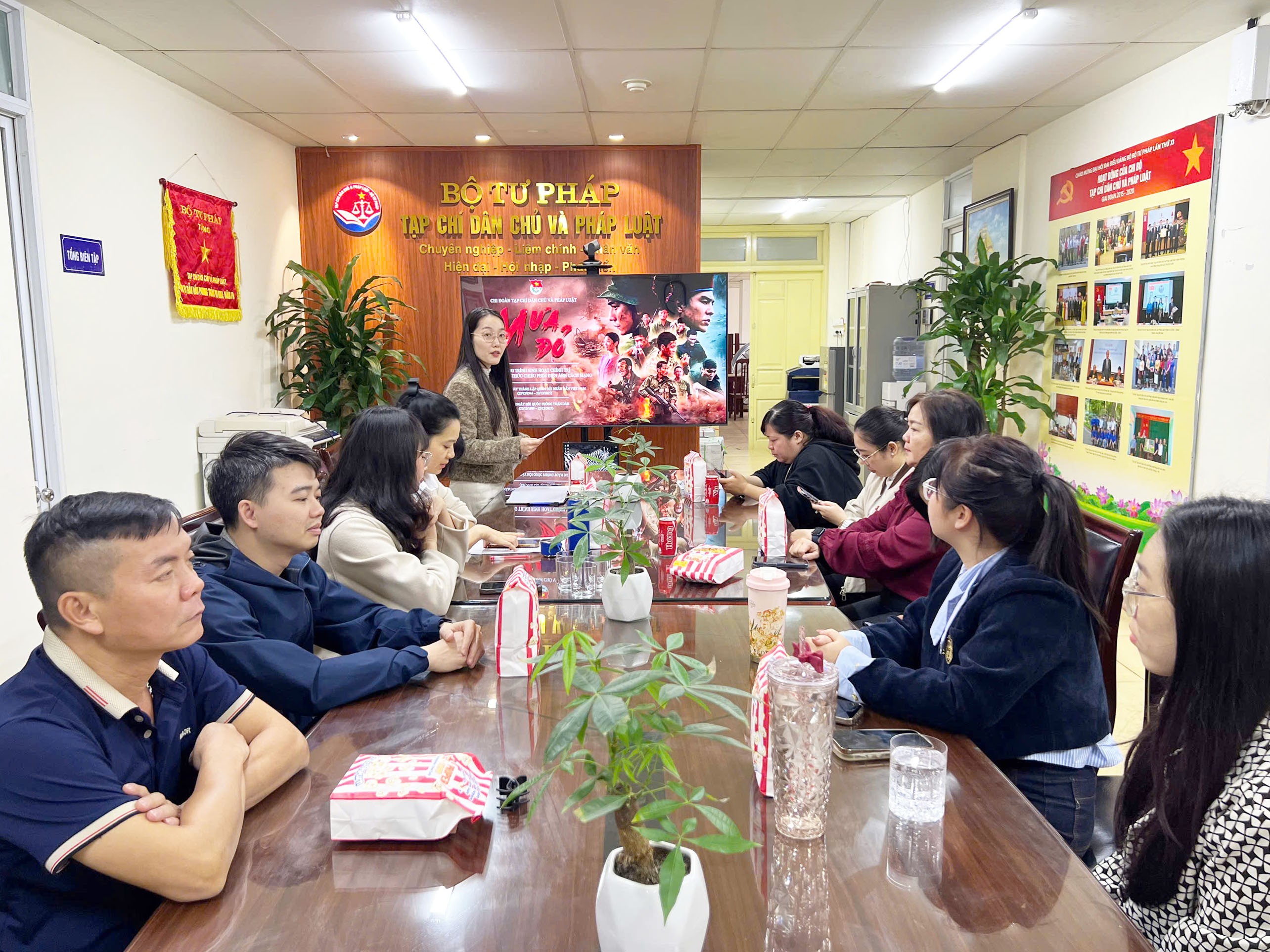 Chi đoàn Tạp chí Dân chủ và Pháp luật sinh hoạt chính trị nhân kỷ niệm 81 năm QĐND Việt Nam