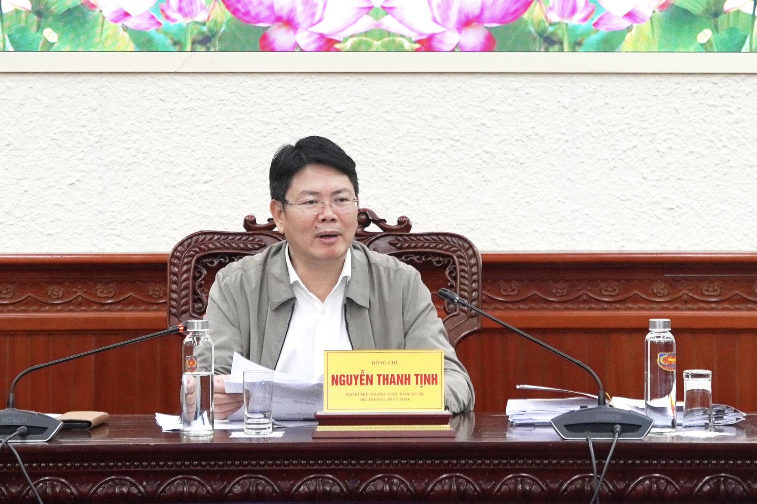 Thứ trưởng Bộ Tư pháp Nguyễn Thanh Tịnh đề nghị các đơn vị có liên quan khẩn trương rà soát, tái cấu trúc quy trình nghiệp vụ, chuẩn hóa dữ liệu đầu vào và đẩy nhanh triển khai hệ thống giải quyết thủ tục hành chính tập trung theo đúng mốc thời gian đã đề