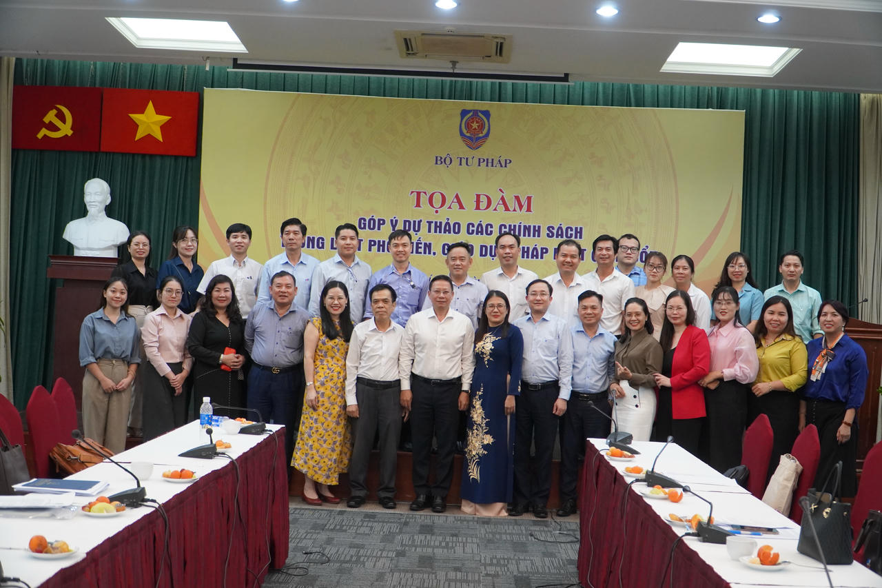 Các đại biểu tham gia Tọa đàm chụp hình lưu niệm