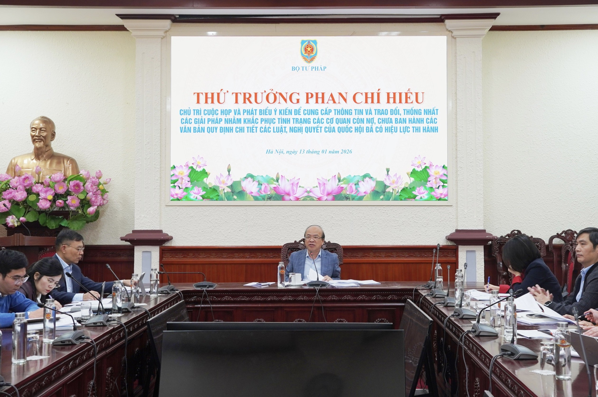 Khẩn trương đẩy nhanh tiến độ xây dựng các văn bản quy định chi tiết các luật, nghị quyết