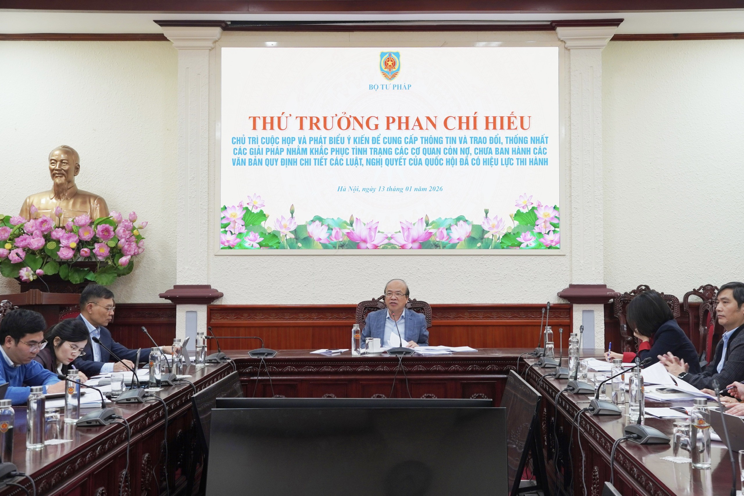 Khẩn trương đẩy nhanh tiến độ xây dựng các văn bản quy định chi tiết các luật, nghị quyết