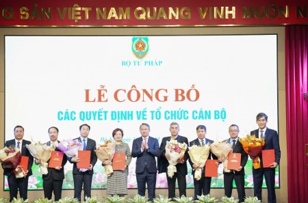 Bộ Tư pháp công bố Quyết định về công tác cán bộ đối với 40 đồng chí