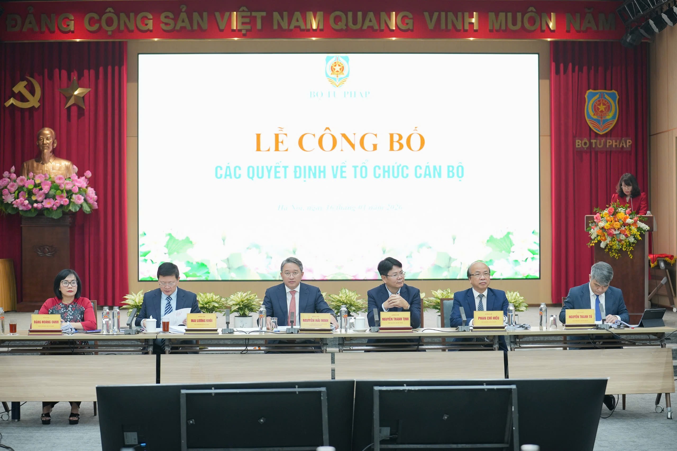 Bộ Tư pháp công bố Quyết định về công tác cán bộ đối với 40 đồng chí