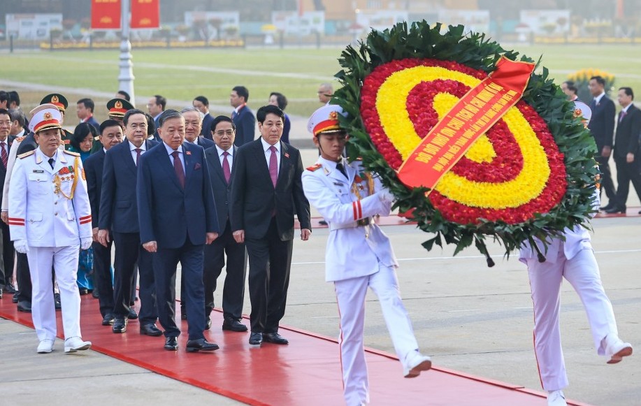Đại biểu dự Đại hội Đảng lần thứ XIV vào Lăng viếng Chủ tịch Hồ Chí Minh